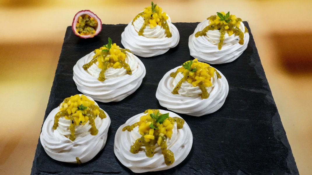 Baiser mit Joghurt-Maracuja-Creme, Mango-Passionsfrucht-Topping und Mango-Minz-Sauce.