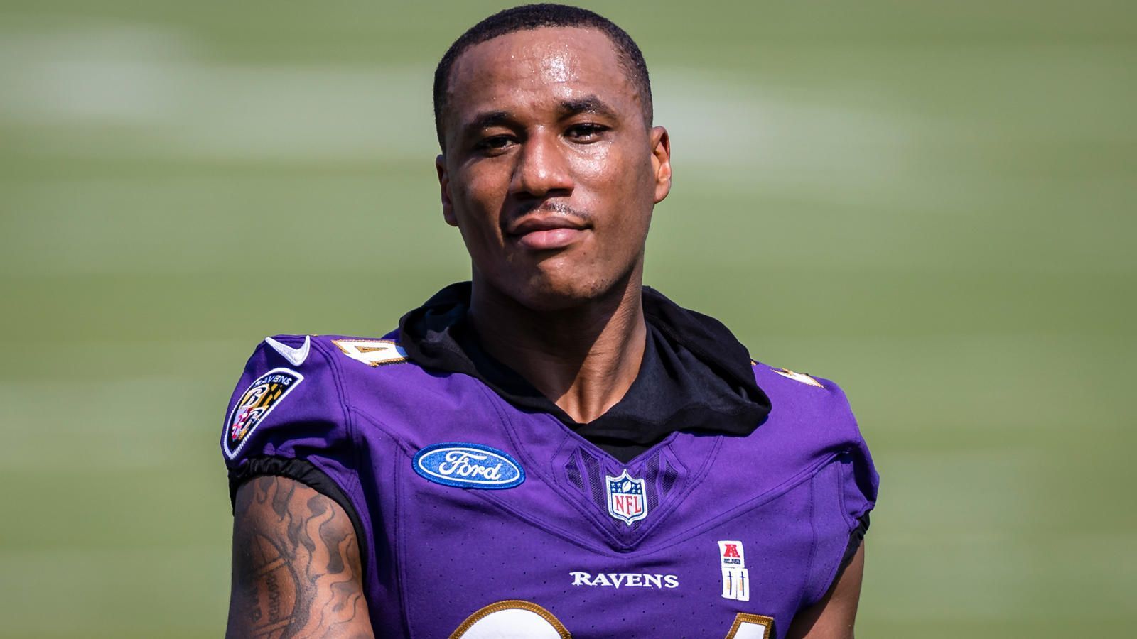 
                <strong>Marcus Peters verletzt sich ebenfalls</strong><br>
                Zu allem Überfluss zieht sich im gleichen Training wie Edwards auch Star-Cornerback Marcus Peters eine schwere Verletzung zu. Genau wie beim Running Back handelt es um einen Kreuzbandriss und folglich das Saisonaus. Dies bestätigte Schefter ebenfalls. Auf der Cornerback-Position ist Baltimore zwar tief aufgestellt, doch der Ausfall von Peters wiegt angesichts seiner Qualität dennoch schwer.
              