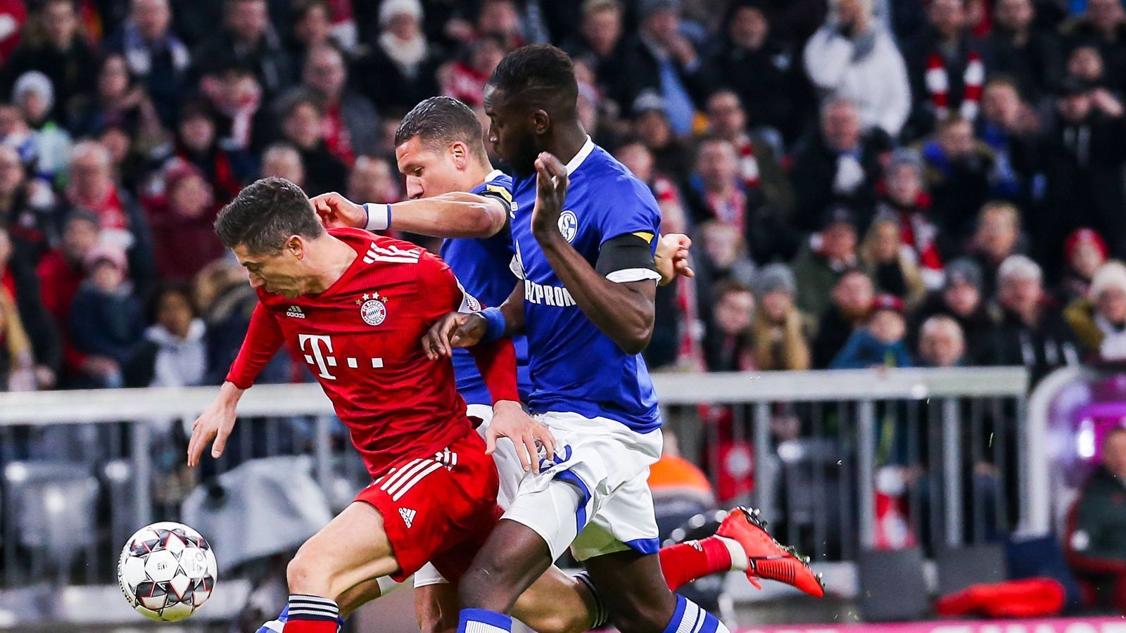 
                <strong>Salif Sane</strong><br>
                Kann Lewandowski vor dem 0:1 nicht vom Ball trennen. Insgesamt häufig zu zaghaft in den Zweikämpfen aber besser als Nebenmann Bruma. Verschuldet mit einem leichtsinnigen Ballverlust fast das 1:4, bügelt seinen Bock aber selbst wieder aus. ran-Note: 4
              