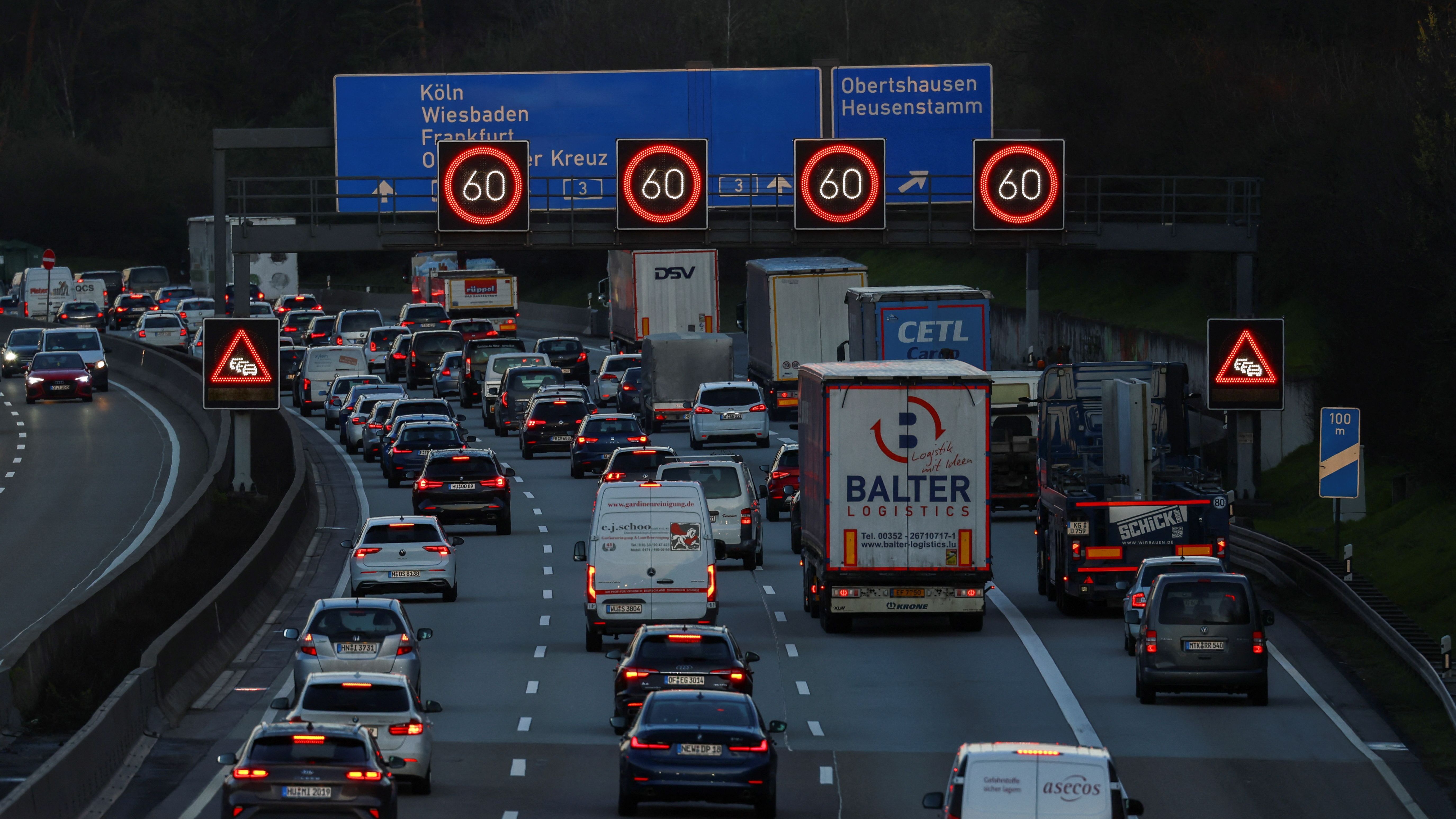 Frankfurt: Durch den Warnstreik ist auf den Straßen Deutschlands mehr los, der Verkehr auf den Autobahnen macht sich bemerkbar.