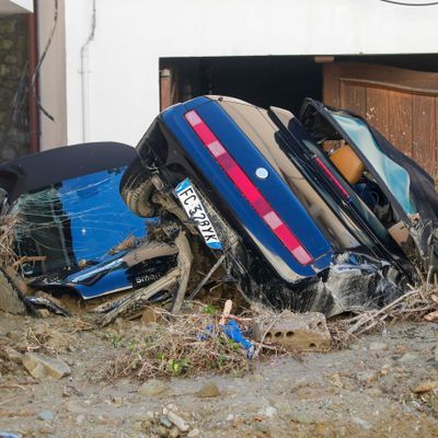  Zwei von Schlamm bedeckte Autos liegen vor einem Wohnhaus in Ischia.