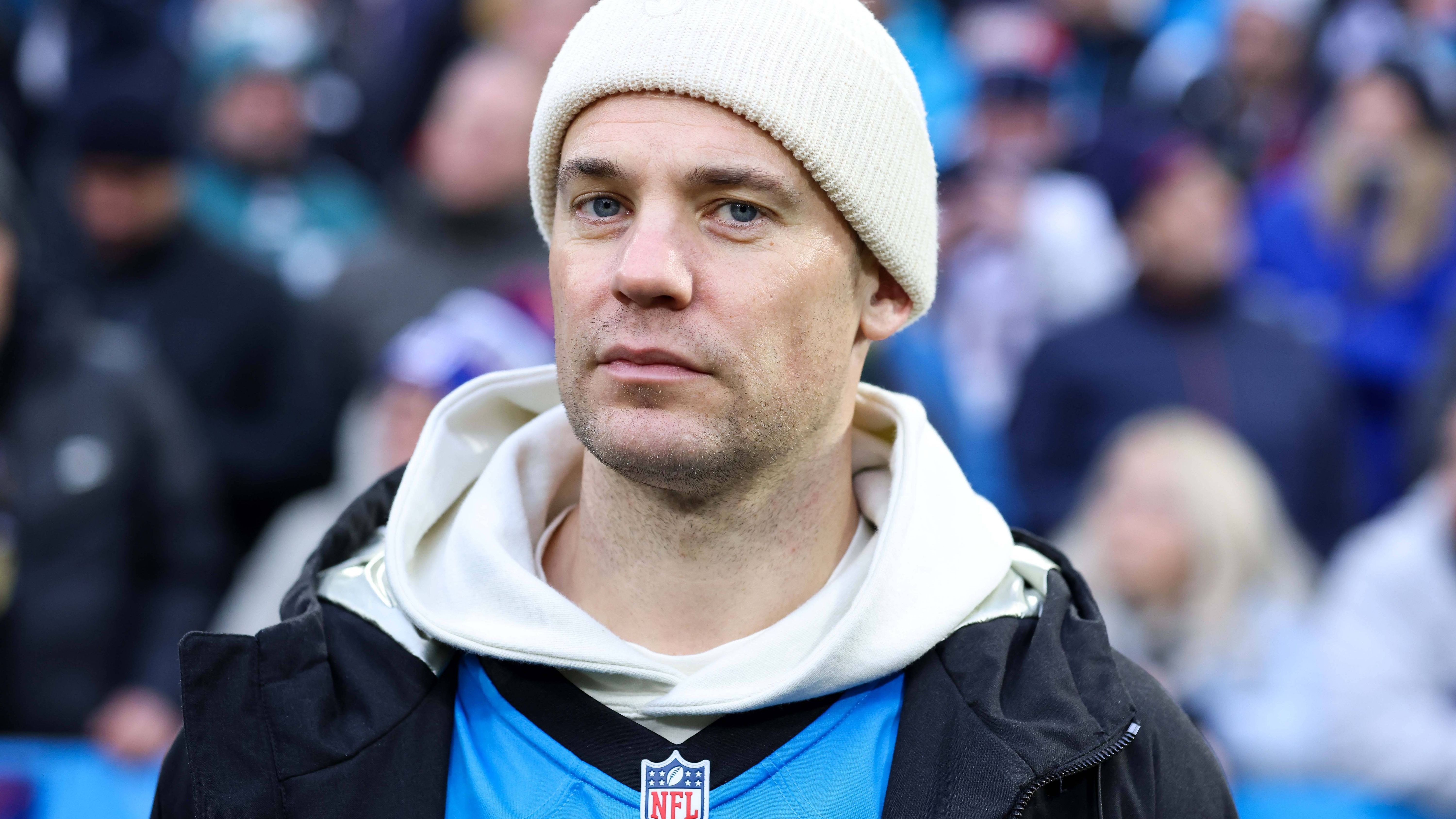 <strong>NFL Munich Game 2024: Diese Stars besuchten das Football-Spektakel</strong><br><strong>Manuel Neuer</strong> durfte sogar an einer legendären Tradition der Carolina Panthers mitwirken, indem er an der Seite von Maskottchen "Sir Purr" die "Keep Pounding"-Trommel betätigte. Dabei wurde der Bayern-Keeper kurioserweise von den über 70.000 Fans ausgepfiffen.