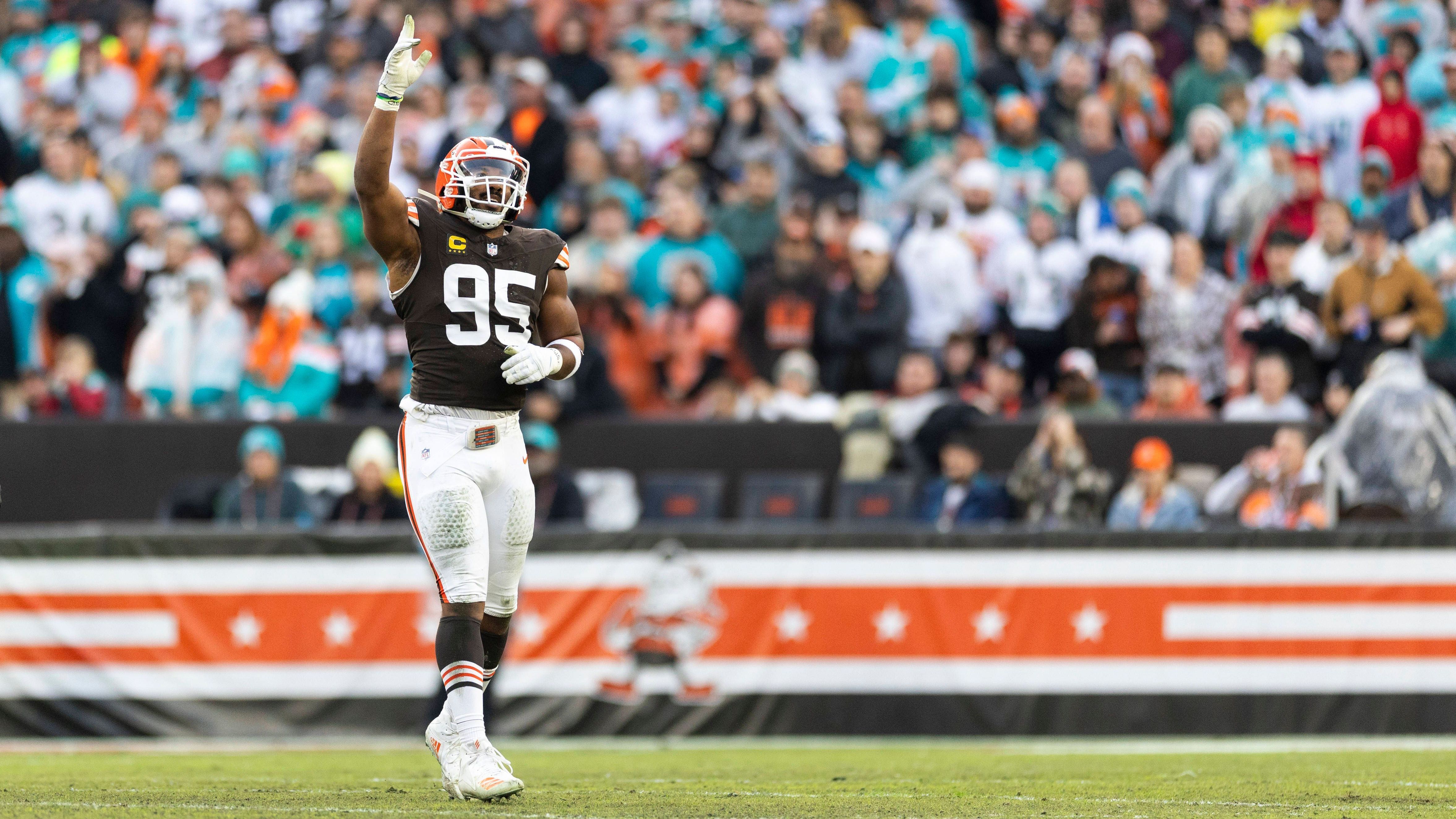 <strong>Myles Garrett fordert Trade</strong><br><a data-li-document-ref="493673" href="https://www.ran.de/sports/american-football/nfl/news/nfl-schock-fuer-cleveland-browns-star-verteidiger-myles-garrett-macht-trade-forderung-oeffentlich-493673">Der 29-Jährige hat öffentlich verkündet, Cleveland verlassen zu wollen</a>. "Ich habe diese Stadt zwar liebend gerne mein zu Hause genannt, aber mein Wunsch, zu gewinnen und auf den größten Bühnen zu spielen, erlaubt es mir nicht, mich darauf auszuruhen", heißt es in seinem Statement.