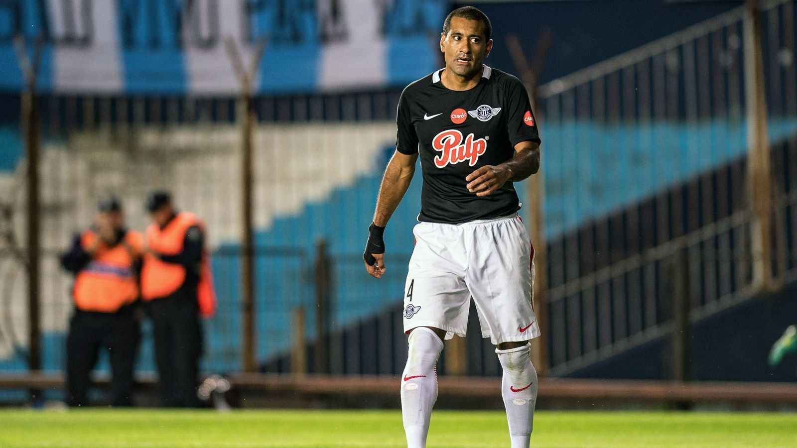 
                <strong>Paulo da Silva (Club Libertad Asuncion)</strong><br>
                Über Cardozos Länderspiel-Bilanz von 53 Einsätzen kann der 40-jährige Paulo da Silva vermutlich nur lachen. Der Verteidiger, früher in England, Spanien, Italien, Argentinien und Mexiko aktiv, bestritt immerhin 148 Begegnungen für Paraguay. Trotz seines fortgeschrittenen Fußballer-Alters gehört der Routinier bei seinem Klub Libertad Asuncion nach wie vor zum Stammpersonal und stand 2019 sogar noch international seinen Mann. In der Copa Libertadores scheiterten der frühere WM-Teilnehmer da Silva und Libertad erst im Achtelfinale an Gremio Porto Alegre aus Brasilien.
              