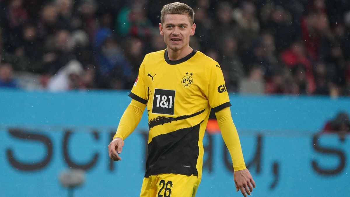 Fussball, 1 Bundesliga, Saison 2023 2024, Bayer 04 Leverkusen- Borussia Dortmund , 03.12.2023, Bayarena Leverkusen Julian Ryerson, BVB Aktion, Einzelbild, *** Soccer, 1 Bundesliga, Season 2023 2024...