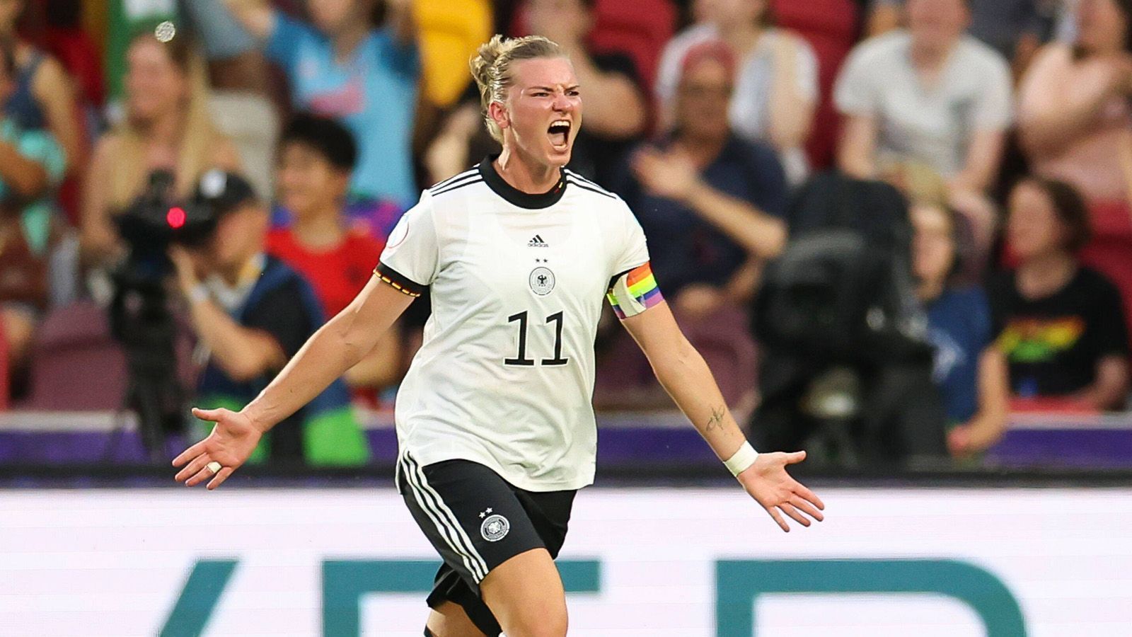 
                <strong>Alexandra Popp</strong><br>
                Lange unauffällig, weil fast nur die Spanierinnen den Ball haben. Ist dann nach etwas mehr als 35 Minuten zur Stelle und köpft zum 2:0 ein. Hat kurz nach der Pause sogar noch die Chance zum 3:0, wird per Notbremse gestoppt, die jedoch nicht gepfiffen wird. Nach 62 Minuten ist ihr Arbeitstag beendet. ran-Note: 
              