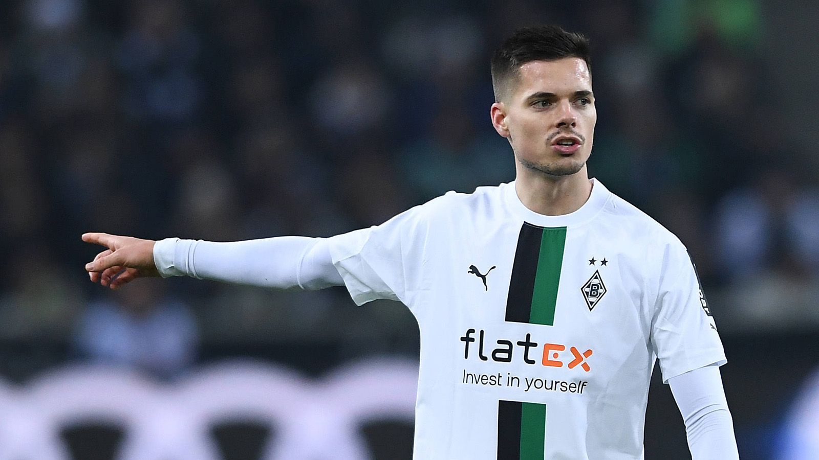 <strong>Julian Weigl</strong><br>
                Borussia Mönchengladbach erzielt Einigung mit Benfica Lissabon und verpflichtet Julian Weigl fest, wie der Bundesligist bestätigte. Der Mittelfeldmann erhält einen Vertrag bis 2028. Bisher war Weigl lediglich von den Portugiesen ausgeliehen, doch eine feste Verpflichtung stand bereits im Raum. Mit knapp 7,2 Mio. Euro ist der fixe Transfer von Weigl ein echter Schnapper.