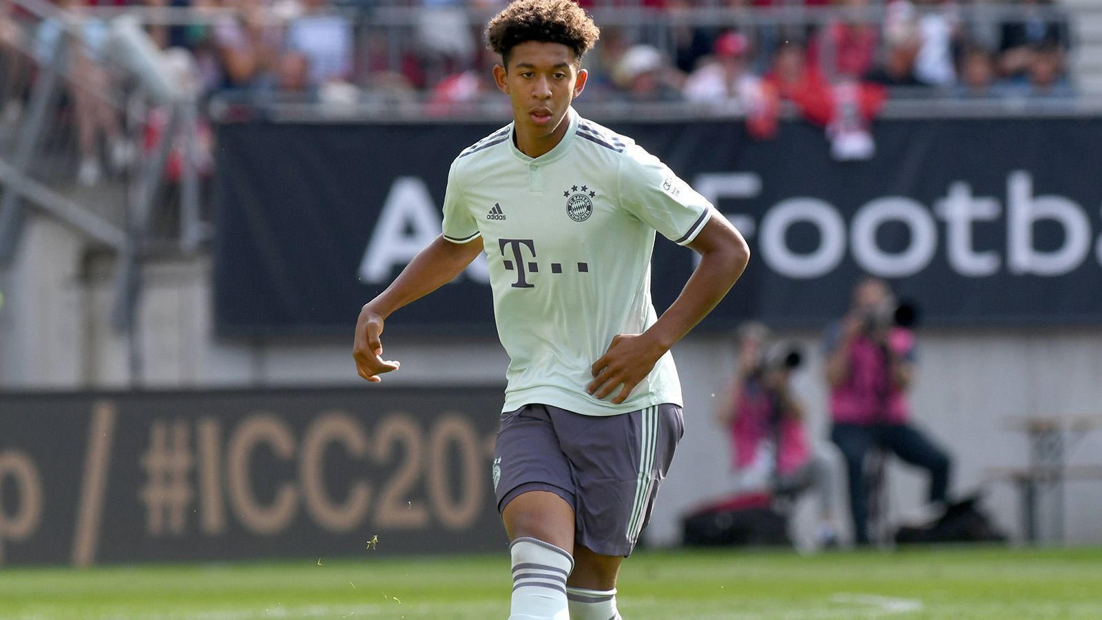 
                <strong>Chris Richards (FC Bayern München)</strong><br>
                Vor der Saison holten die Bayern Chris Richards vom FC Dallas nach München. In der U19 soll der vielversprechend veranlagte Innenverteidiger nun Spielpraxis sammeln. Bisher klappt das sehr gut. Richards kam zweimal zum Einsatz, beide Duelle gegen Ingolstadt und den FSV Frankfurt wurden gewonnen und die Mannschaft musste nur ein Gegentor hinnehmen.
              
