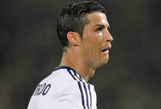 
                <strong>Alle unter den 30 reichsten Klubs der Welt</strong><br>
                Da staunt auch Cristiano Ronaldo nicht schlecht. Wie die "BBC" berichtet, gehören durch den TV-Deal zukünftig ALLE Premier-League-Klubs zu den 30 reichsten Vereinen der Welt. Zuvor waren sie "nur" unter den Top-40 ...
              