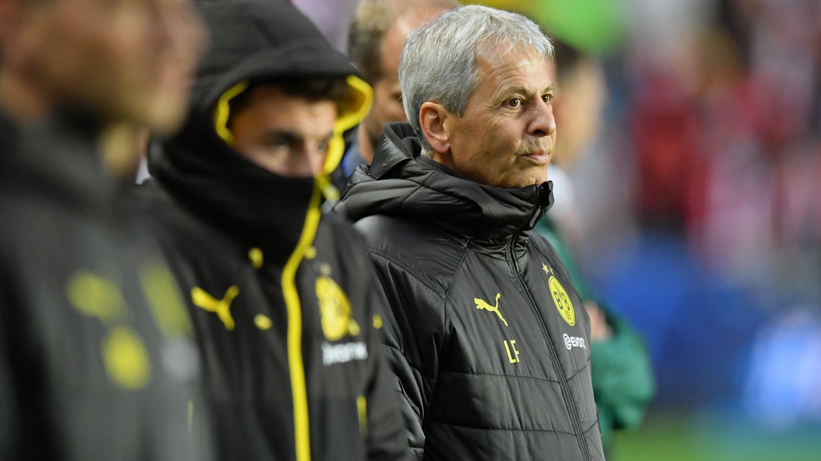 
                <strong>These 4: Lucien Favre fehlt das goldene Händchen</strong><br>
                In der Sommerpause verlängerte Borussia Dortmund vorzeitig den Vertrag mit Trainer Lucien Favre bis 2021. Doch der Schweizer hat natürlich auch Anteil am bislang enttäuschenden Abschneiden des Vizemeisters. 17 Treffer erzielten Favres Joker in der Bundesliga-Saison 2018/19, was einem Schnitt von 0,5 Toren pro Spiel eines Jokers ergibt. Insgesamt steuerten die Dortmunder Einwechselspieler 29 Torbeteiligungen bei - auch das war mit Abstand Liga-Topwert! Doch derzeit fehlt Favre einfach das goldene Händchen, denn ...
              