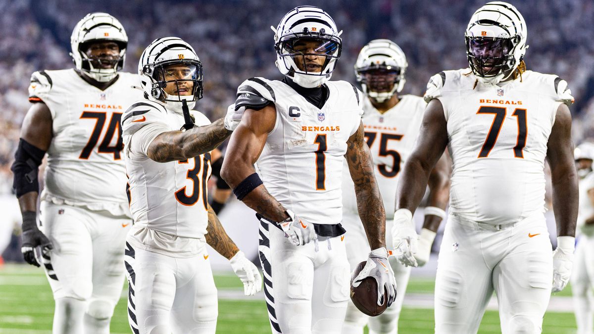 October 16, 2025: Cincinnati Bengals wide receiver Ja Marr Chase (1) celebrates touchdown with his teammates during NFL, American Football Herren, USA game action against the Pittsburgh Steelers at...