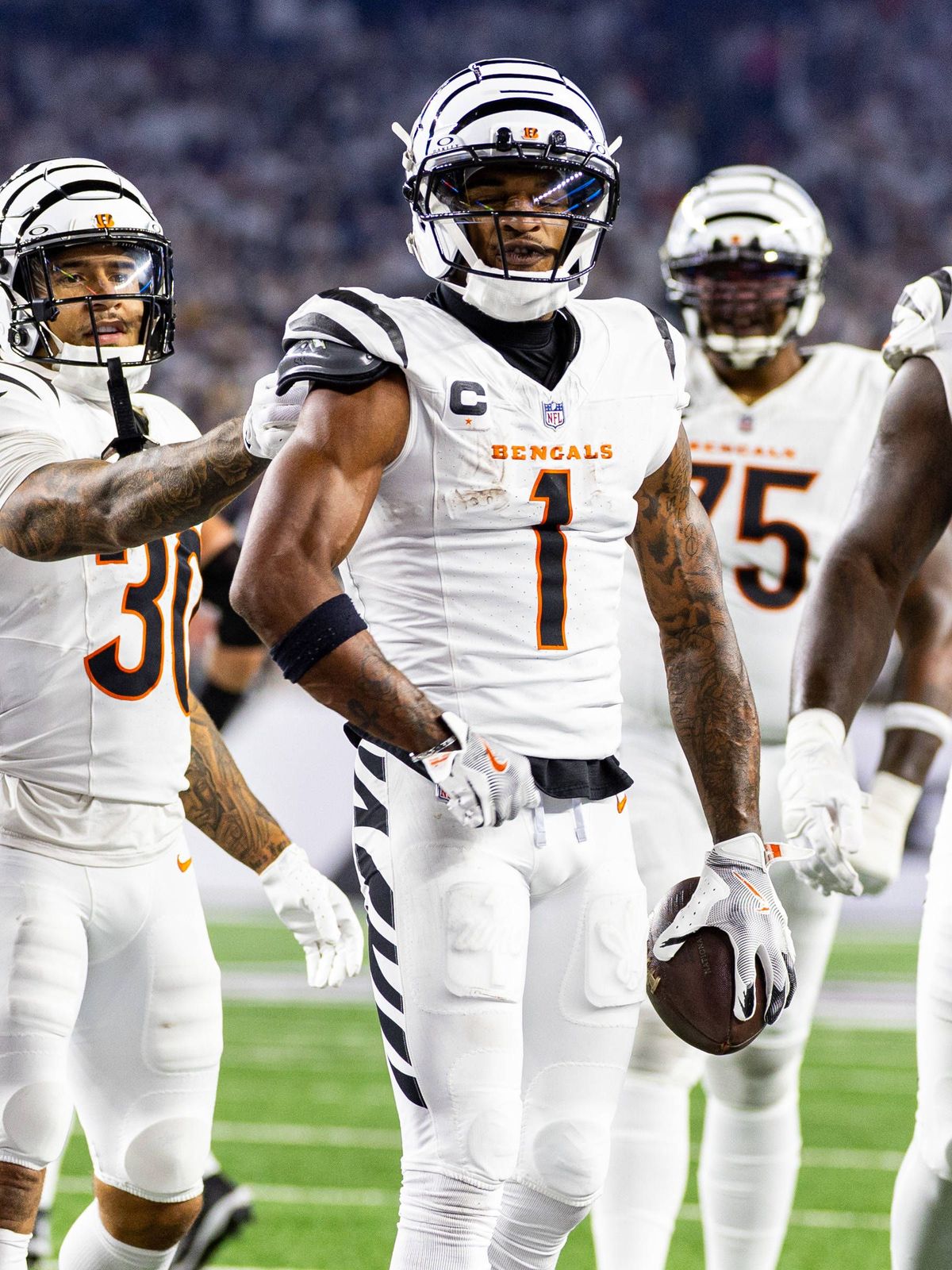 October 16, 2025: Cincinnati Bengals wide receiver Ja Marr Chase (1) celebrates touchdown with his teammates during NFL, American Football Herren, USA game action against the Pittsburgh Steelers at...