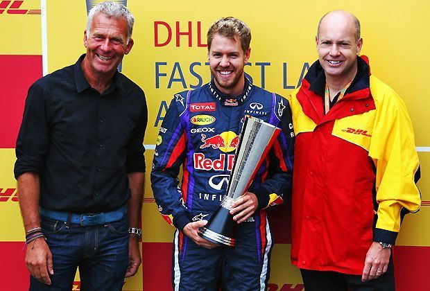 
                <strong>Nächste Trophäe</strong><br>
                Sebastian Vettel holt in dieser Saison nicht nur den Weltmeister-Titel, sondern gewinnt auch die Wertung der schnellsten Rennrunden. Dafür erhält der Heppenheimer schon vor dem Rennen einen Pokal von Christian Danner (l.)
              