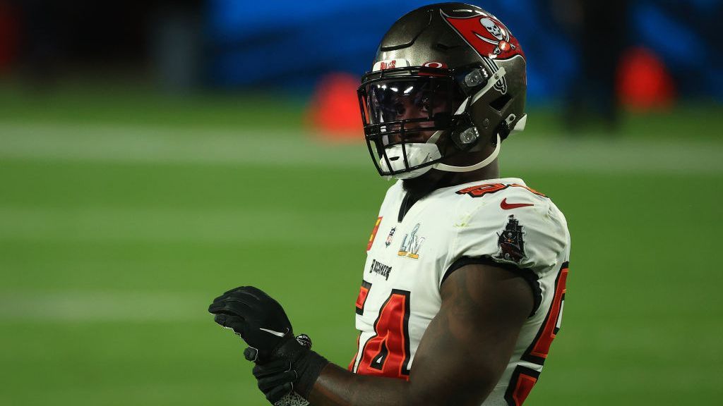 
                <strong>Buccaneers: Middle Linebacker</strong><br>
                Das Linebacker-Corps der Buccaneers gilt als eines der besten der NFL, vor allem im Blitz und gegen den Lauf. Allerdings haben vor allem die beiden Middle Linebacker Schwächen in der Coverage, zudem wird Lavonte David (im Bild) ein Free Agent. Der 31-Jährige ist bereits seit 2012 ein Buccaneer und es ist gut möglich, dass er in Tampa Bay für weniger Geld bleibt, als er unter Umständen woanders verdienen könnte. Falls nicht, entsteht in der Mitte der Buccaneers-Defense ein großes Vakuum.
              