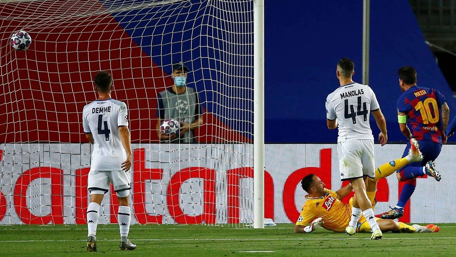 
                <strong>Achtelfinale: Lionel Messi (FC Barcelona)</strong><br>
                Beim 3:1-Sieg des FC Barcelona im Achtelfinal-Rückspiel gegen Neapel stellte Superstar Lionel Messi (re.) mal wieder einen Rekord in der Champions League auf. Der Argentinier traf durch seinen Doppelpack gegen die Italiener gegen das 35. Team in seiner Königsklassen-Karriere. Damit hängt Messi seinen Dauerrivalen Cristiano Ronaldo (Juventus Turin) ab. Der Portugiese traf bislang gegen 33 unterschiedliche Teams in der Champions League. (Quelle: optajoe/twitter)
              