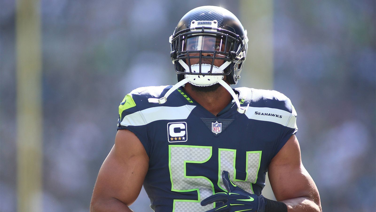 
                <strong>Bobby Wagner (Seattle Seahawks)</strong><br>
                Nach den Abgängen von Frank Clark und Earl Thomas ist Linebacker Bobby Wagner der letzte verbliebene Eckpfeiler Seahawks-Defense. Seattle sollte nach den genannten Abgängen über ausreichend Budget verfügen, um den 28-Jährigen langfristig an die Franchise zu binden. Wagner wird wohl einen Kontrakt in der Größenordnung von Positionskollege C.J. Mosley anpeilen, der in der Free Agency für 85 Millionen Dollar über fünf Jahre bei den New York Jets unterschrieb. Head Coach Pete Carroll hat bereits kürzlich das Interesse bestätigt, den Defense-Star langfristig zu binden. Teamkollege Russell Wilson hat vorgemacht, wie es gehen kann und sich mit seiner vorzeitigen Vertragsverlängerung um vier Jahre und 140 Millionen Dollar die Ungewissheit im letzten Vertragsjahr erspart.
              