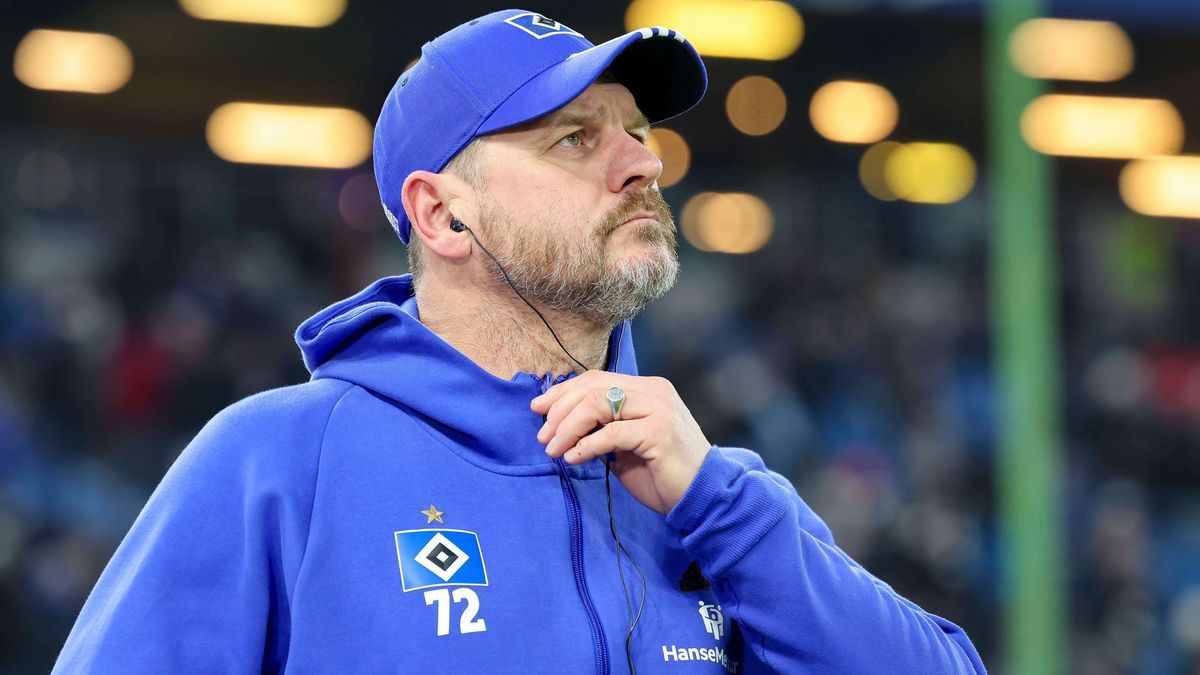 Trainer Steffen Baumgart (Hamburger SV) schaut enttaeuscht, 2. Bundesliga, Hamburger SV vs FC Schalke 04, Volksparkstadion am 23. November 2024 in Hamburg, Deutschland. (Foto von Marco Steinbrenner...