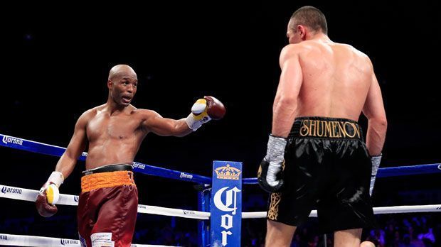 
                <strong>Bernard Hopkins vs. Beibut Shumenov</strong><br>
                Ältester Champion: Mit seinem zweiten Sieg gegen Jean Pascal 2011 löste der 46-jährige Bernard Hopkins George Foreman als ältesten Weltmeister aller Zeiten ab. Später schraubte der "Executioner" seinen eigenen Rekord noch um drei weitere Jahre nach oben. Im Alter von 49-Jahren hielt Hopkins nach seinem Sieg gegen Beibut Shumenov den IBF- und WBA-Super-Championtitel im Halbschwergewicht. 
              