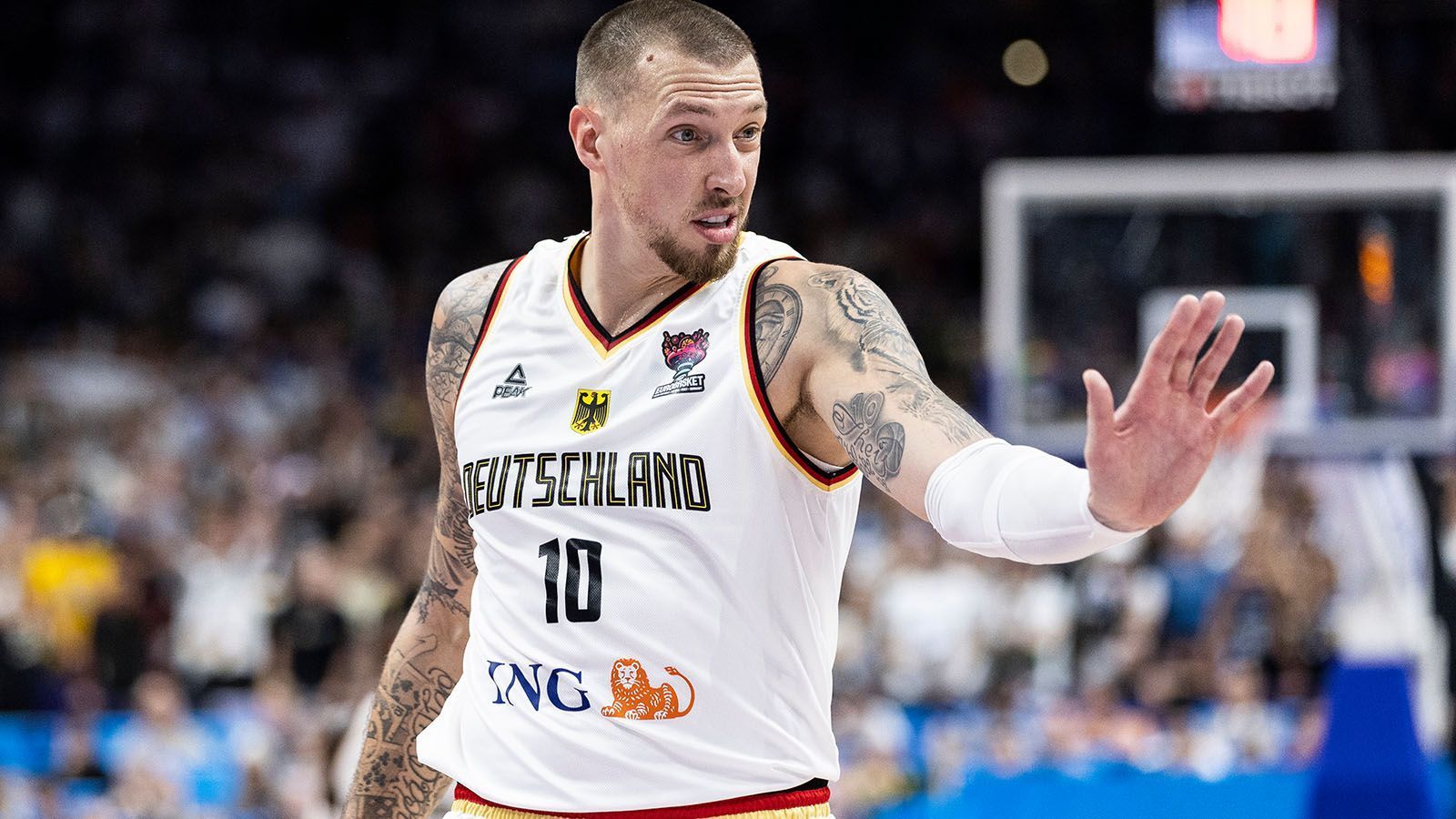 
                <strong>Daniel Theis (Indiana Pacers)</strong><br>
                Die Situation für Daniel Theis bei den Indiana Pacers ist verzwickt. Die Franchise befindet sich im Umbruch und hat eigentlich keine Verwendung für den Deutschen, der im Juli per Trade zu den Pacers kam. Experten rechnen fest damit, dass der 30-Jährige die Saison nicht in Indianapolis beenden wird, sondern während der Spielzeit zu einem anderen Team geschickt wird. Mit seinen Anlagen und seinen Stärken könnte Theis bei einem Playoff-Team unterkommen und ein paar Minuten bekommen.
              