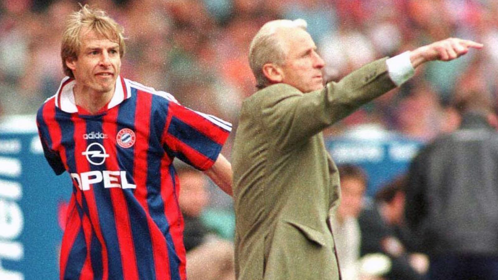 
                <strong>Jürgen Klinsmann</strong><br>
                Wer an die Zeit von Giovanni Trapattoni beim FC Bayern zurückdenkt, dem kommt gewiss erst seine legendäre Pressekonferenz in den Sinn. Und gleich danach die Auswechslung Jürgen Klinsmanns im Mai 1997 gegen Freiburg. Als der Stürmer beim Stand von 0:0 vom Feld geholt wurde, verlor er die Nerven und trat frustriert in eine Werbebande, aus der er seinen Fuß nur mit Mühe wieder herausbekam. Das symbolische Ende der Klinsmann-Ära beim Rekordmeister. Er verließ die Bayern im Sommer 1997 nach 84 Pflichtspielen und 48 Toren. Klinsmann kehrte im Sommer 2008 als Trainer zurück, wurde aber nach nicht einmal einer Saison gefeuert. Nach Klinsis zweitem Aus in München gab es die Abrechnung durch Uli Hoeneß: "Wenn Klinsmann Obama ist, dann bin ich Mutter Teresa." Moderator Günter Jauch hatte den geschassten Bayern-Coach zuvor mit US-Präsident Barack Obama verglichen.
              