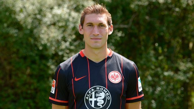 
                <strong>Stefan Reinartz (Eintracht Frankfurt)</strong><br>
                ... man auch nur dann Profi sein kann und auch darf. Nach den letzten drei Verletzungen innerhalb von sechs Monaten fehlt mir jetzt diese einhundertprozentige Überzeugung, dass es für mich der richtige Weg für die kommenden Jahre ist, weiterzumachen. Deshalb sehe ich es als meine Verantwortung gegenüber meinem Verein, meinen Mitspielern und allen Fans, diese Entscheidung so zu treffen. Ich habe dem Verein meinen Wunsch mitgeteilt, meine Karriere zu beenden. Das Ganze fällt mir sehr schwer. Mir ist bewusst, dass ich auf viele Dinge verzichte und dennoch fühlt sich die Entscheidung für mich richtig an. Ich werde dem Fußball definitiv verbunden bleiben." Stefan Reinartz hätte bei der Eintracht noch einen Vertrag bis 2017 gehabt.
              