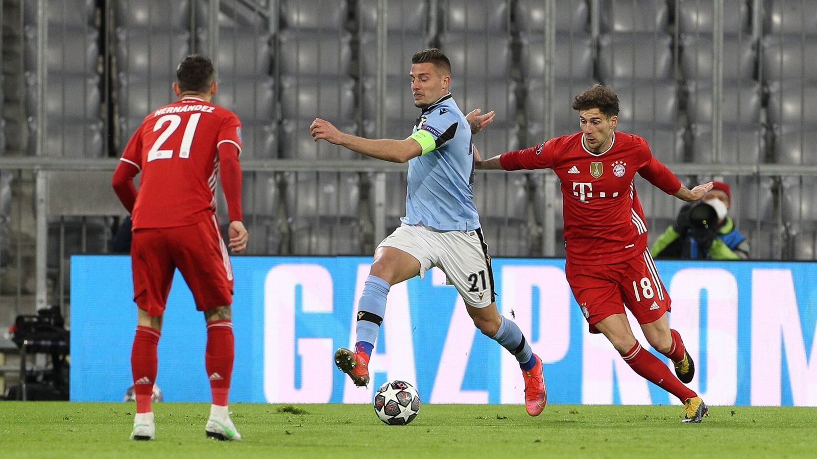 
                <strong>Leon Goretzka</strong><br>
                Lässt anfangs im Mittelfeld manchmal etwas zu viel Platz, offensiv bemüht. Holt dann den Strafstoß raus, weil er festgehalten wird. Eine solide Leistung des Nationalspielers, der in der 63. Minute für Alphonso Davies weicht. ran-Note: 3
              