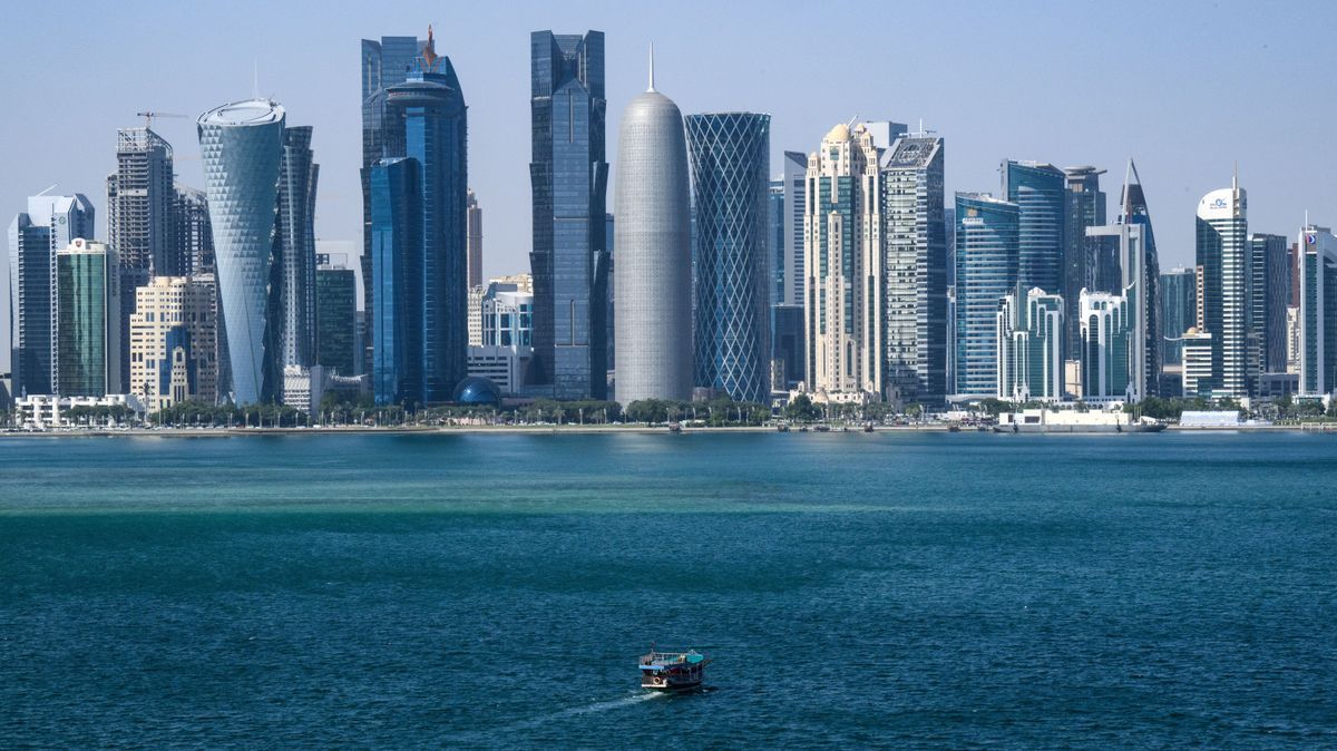 Katar: Ein Boot fährt vor der Skyline von Doha vorbei. Die Metropole am Persischen Golf wächst seit Jahrzehnten kontinuierlich.