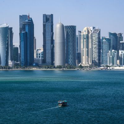 Katar: Ein Boot fährt vor der Skyline von Doha vorbei. Die Metropole am Persischen Golf wächst seit Jahrzehnten kontinuierlich.