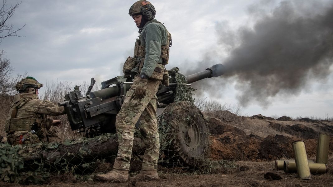 Zwei ukrainische Soldaten an der Frontlinie nahe Bachmut.