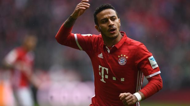 
                <strong>Thiago (FC Bayern München)</strong><br>
                Thiago (FC Bayern München): Thiago spielte seine beste Saison beim FC Bayern, war defensiv und offensiv einsetzbar und stets mit viel Kreativität im Spielaufbau. Auch Landsmann Xavi hält große Stücke auf den 26-Jährigen und nennt ihn als einen seiner Lieblings-Mittelfeldspieler.
              