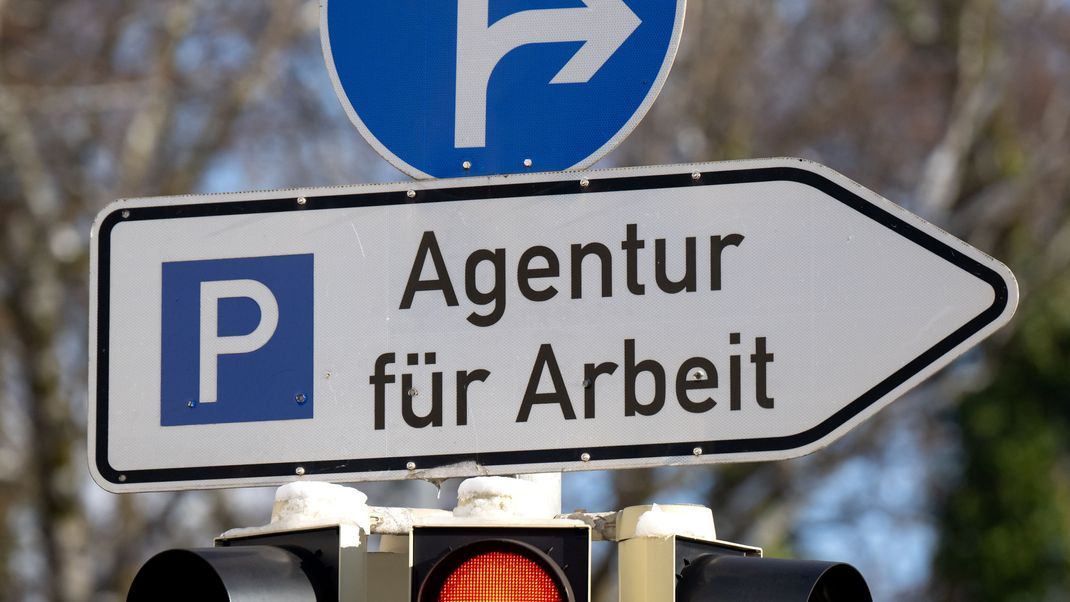 Der Schriftzug "Parkplatz - Agentur für Arbeit" ist auf einem Schild vor der Agentur für Arbeit zu sehen.