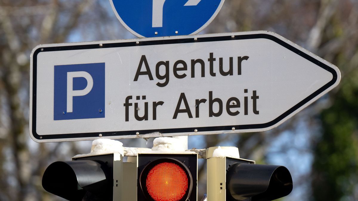 Der Schriftzug "Parkplatz - Agentur für Arbeit" ist auf einem Schild vor der Agentur für Arbeit zu sehen.