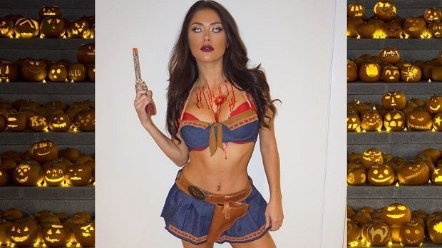 
                <strong>Arianny Celeste</strong><br>
                Octagon-Girl Arianny Celeste lehrte uns an Halloween als Zombie-Cowgirl das Fürchten.
              