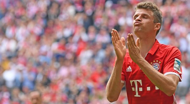 
                <strong>Thomas Müller</strong><br>
                Müller spielt immer - zumindest bei uns. Im Hinspiel in München musste Thomas Müller die alleinige Sturmspitze geben, mit bescheidenem Erfolg. In Madrid wird der Weltmeister wieder seinen kongenialen Partner Robert Lewandowski an seiner Seite haben. Müller kann dann wieder das tun, was er am besten kann: den Raum deuten. Überall da, wo Lewandowski Platz schafft, wird Müller sein. Und wer weiß, vielleicht wird es im Bernabeu ja auch müllern.
              