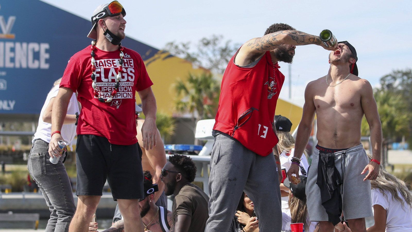 
                <strong>Die Bootsparade der Buccaneers nach dem Super-Bowl-Triumph</strong><br>
                Mike Evans zeigt sich von der spendablen Seite. Unter Champions wird eben Champagner geteilt. Scotty Miller gefällt das.
              