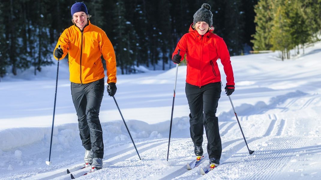 Langlauf gehört zu den beliebtesten Wintersportarten. Wir verraten dir alles, was du als Anfänger:in wissen musst.