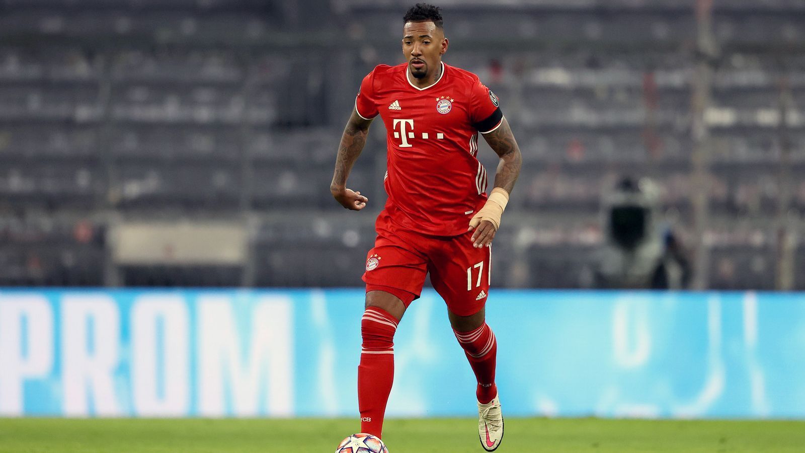 
                <strong>Jerome Boateng</strong><br>
                Offensiv immer wieder mit den gewohnten langen Bällen, die Leipzigs Defensive zur Laufarbeit zwingen. Defensiv solide, schläft aber beim 2:2-Ausgleich durch Kluivert und es fehlt an Kommunikation mit Süle beim dritten Leipziger Tor durch Forsberg. Wird in der 84. Minute ausgewechselt. ran-Note: 4
              