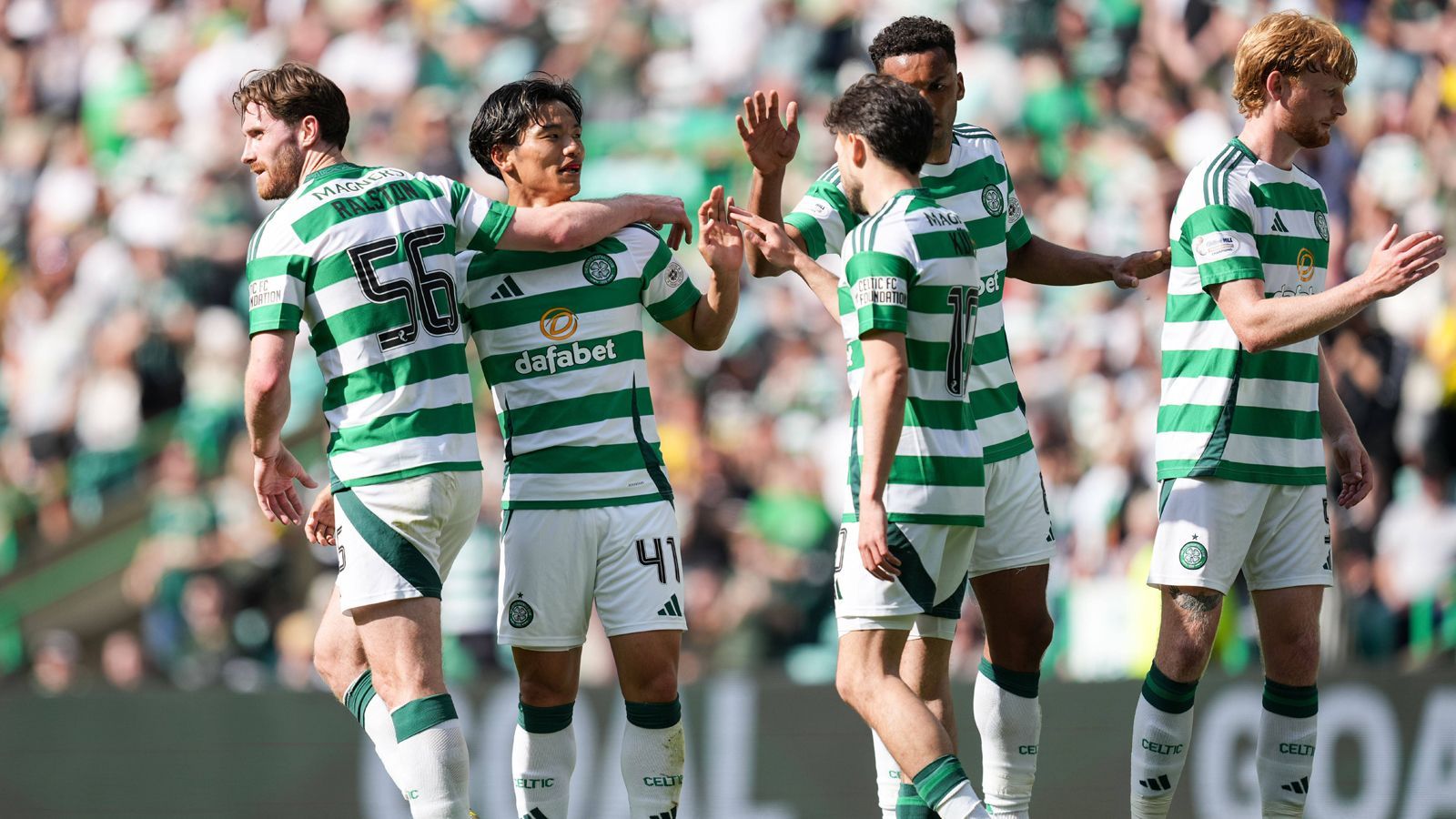 <strong>Schottland: Celtic Glasgow</strong><br>Die Meisterserie von Celtic Glasgow geht auch in der Saison 2024/25 weiter. Der Topklub sorgte schon Ende April für die Titelentscheidung, zog mit der 55. Meisterschaft der Klubgeschichte mit dem Erzrivalen Glasgow Rangers gleich. Fünf Spieltage vor dem Saisonende hatte Celtic bereits 18 Punkte Vorsprung, weshalb dem Team von Coach Brendan Rodgers der Titel nicht mehr zu nehmen war.