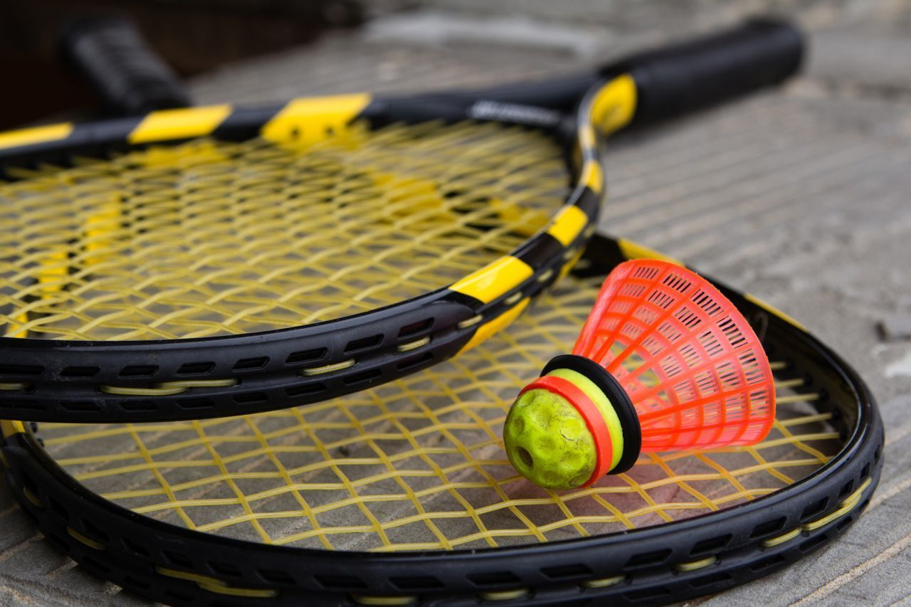 Action, bitte! Im Garten oder nächstgelegenen Park kannst du dich beim Crossminton austoben.