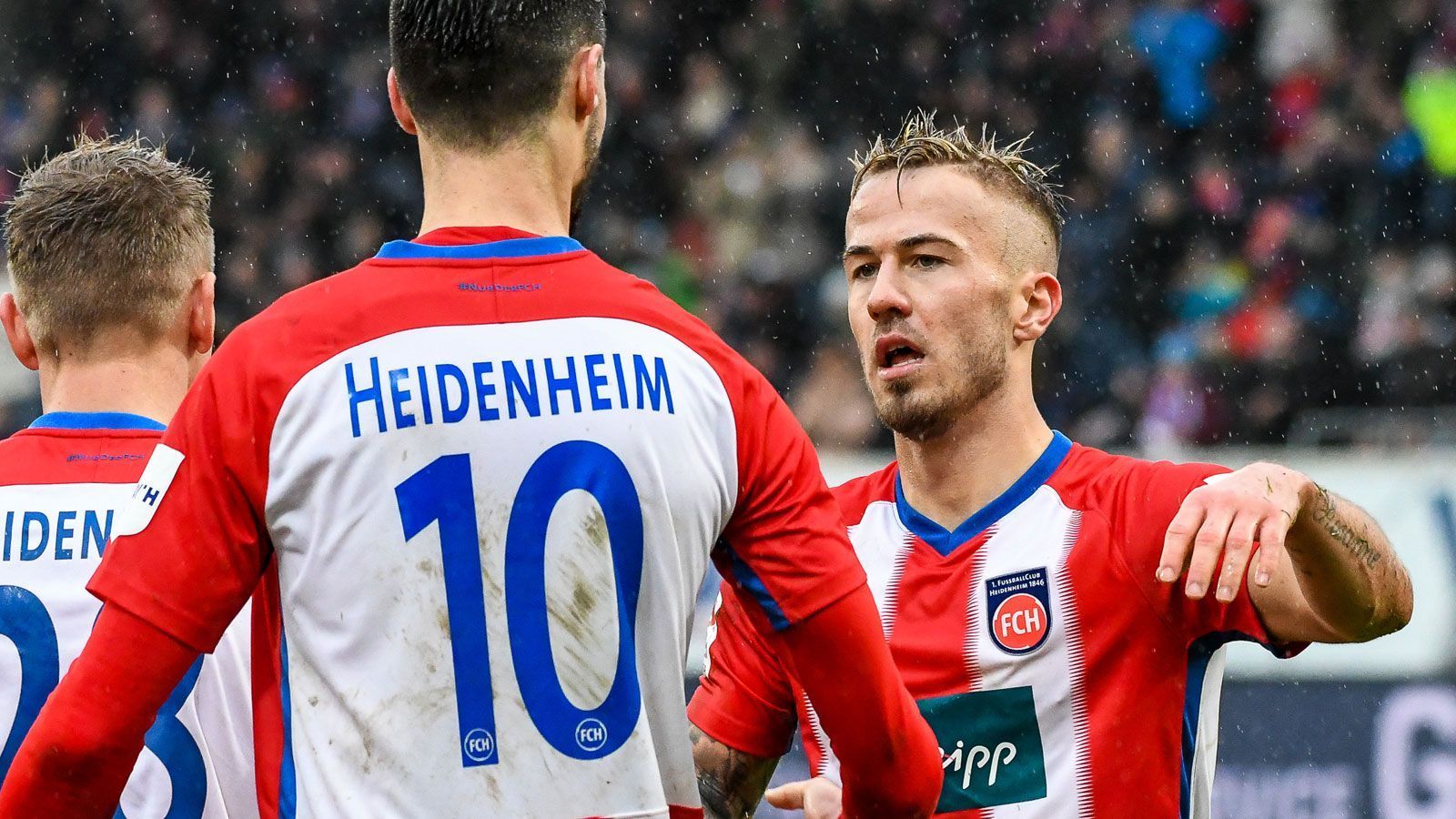 
                <strong>Tim Kleindienst und Niklas Dorsch (KAA Gent)</strong><br>
                Für Tim Kleindienst und Niklas Dorsch, die beide vom FC Heidenheim nach Gent kamen, hätte der Liga-Start kaum schlechter laufen können. Von den ersten zehn LSpielen verlor Gent ganze sieben. Seitdem kommt Kleindienst nur noch auf Jokereinsätze. Dorsch ist dagegen Stammspieler und erzielte in 16 Spielen drei Tore. Besserung ist in Sicht: Nach drei Siegen in Folge steht Gent auf dem achten Platz.ran.de Noten: Kleindienst 5; Dorsch 3
              