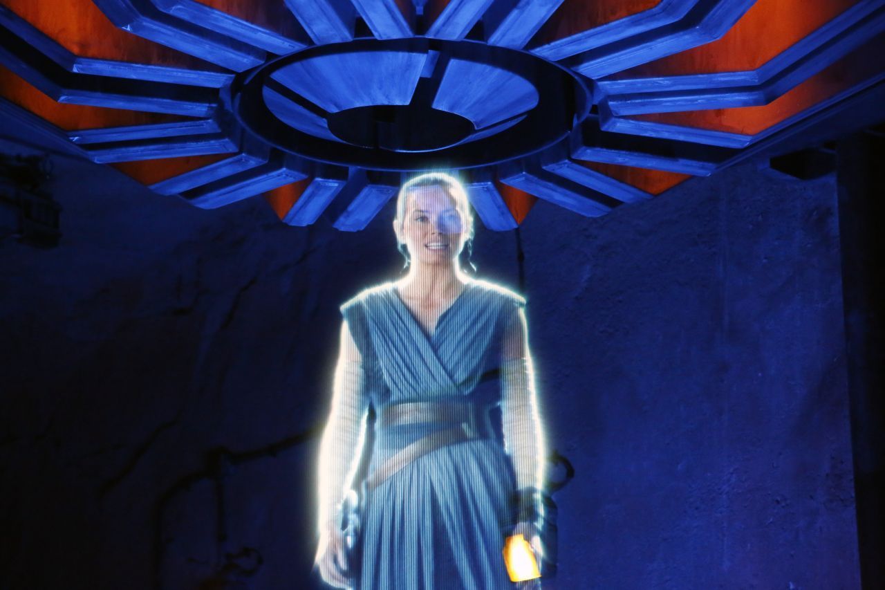 Hologramme werden zudem für Marketing und Werbeaktionen genutzt, zum Beispiel bei Messen oder Präsentationen. Die Star-Wars-Heldin Rey wirbt hier als Hologramm für eine Disney-Attraktion.