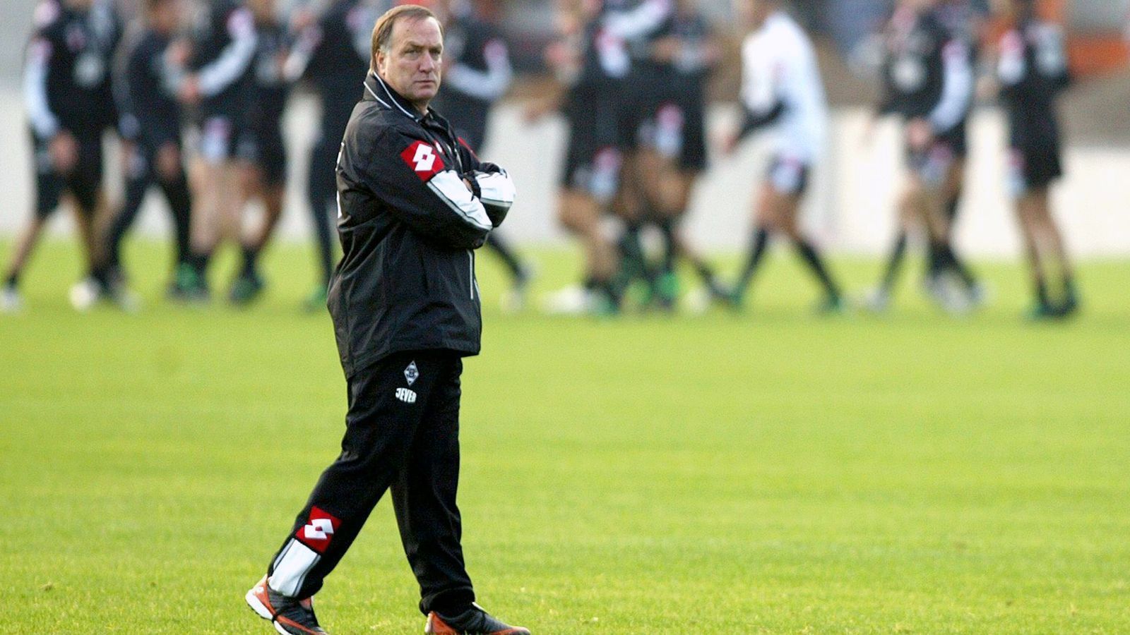 
                <strong>Dick Advocaat (Borussia Mönchengladbach)</strong><br>
                "Der kleine General" Dick Advocaat und Borussia Mönchengladbach vereinbarten im Spätherbst 2004 eine Zusammenarbeit, die letztlich deutlich kürzer andauerte, als beide Seiten das wohl erhofft hatten. Unter dem Niederländer, der zuvor etwa die Glasgow Rangers trainierte, sollten die "Fohlen" aus dem Bundesliga-Abstiegskampf rauskommen und im damals neu eröffneten Stadion zu alter Stärke finden. Dafür wurde dem Trainer in der Winterpause noch einmal ein beträchtliches Budget für Transfers zur Verfügung gestellt und die Borussia verpflichtete sieben Spieler. Wirklich erfolgreicher lief es 2005 aber nicht. Nur 167 Tage dauerte das Experiment an, nach einem 1:1-Unentschieden gegen Mainz trat Advocaat im April 2005 zurück - nach anonymen Morddrohungen gegen den Niederländer. Nachfolger Horst Köppel führte Gladbach anschließend zum Klassenerhalt. Mit rüstigen 72 Jahren ist Advocaat übrigens immer noch Trainer, derzeit bei Feyenoord Rotterdam, wo er kürzlich sogar noch einmal bis 2021 verlängerte.
              