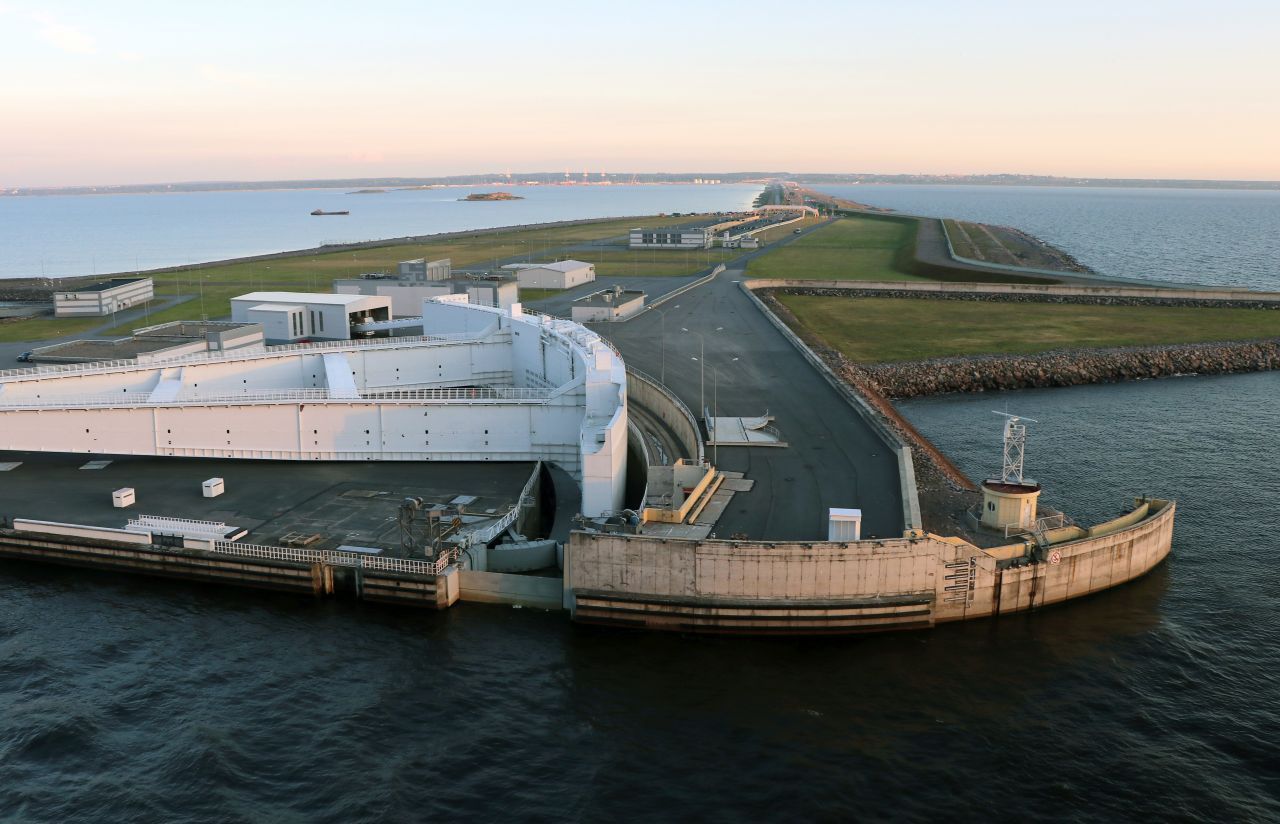 Ein 25 Kilometer langer Damm wurde vor St. Petersburg errichtet. Die Schutzanlage besitzt Öffnungen für Schiffe und Schleusen, die geschlossen werden können.
