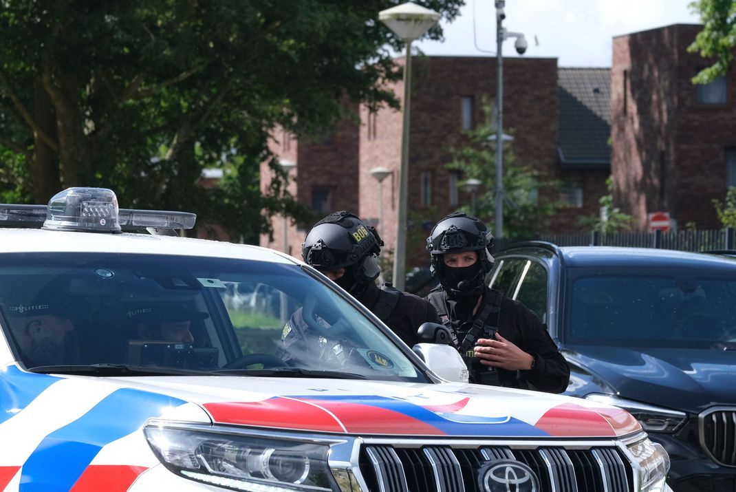 Bewaffnete Polizisten patrouillieren vor dem Amsterdamer Gerichtsgebäude: Hier wurden die Urteile im Prozess gegen neun Männer verkündet. Sie werden verdächtigt, an der Ermordung des Journalisten Peter R. de Vries beteiligt gewesen zu sein.