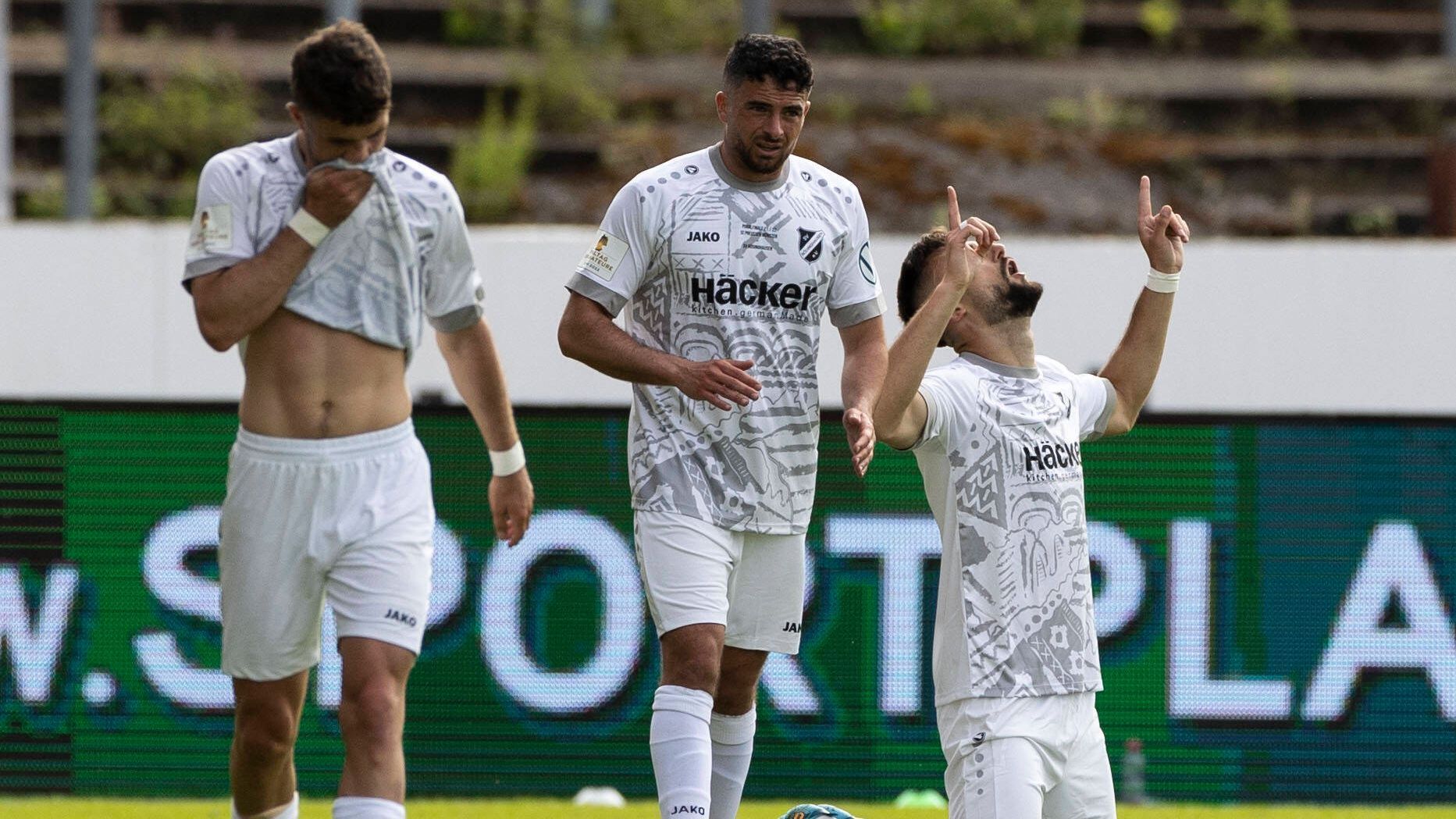 
                <strong>SV Rödinghausen</strong><br>
                Innerhalb von zwei Wochen verspielt Preußen Münster eine ganze Saison. Nicht nur verpasst der Regionalligist den Aufstieg in Liga drei - gegen Rödinghausen zieht Münster auch im Elfmeterschießen den Kürzeren und muss den DFB-Pokal abschreiben.
              