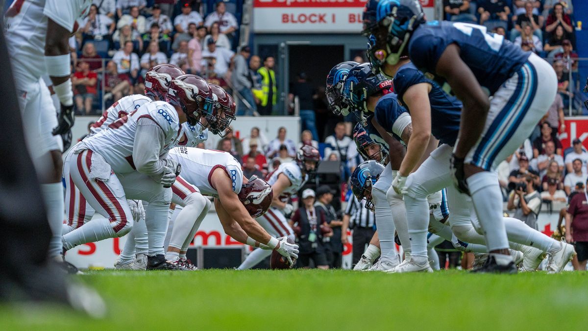 Rhein Fire vor dem Angriff, GER Rhein Fire vs. Nordic Storm Kopenhagen, Football, European League of Football, Spieltag 13, Saison 2025, 17.08.2025 GER Rhein Fire vs. Nordic Storm Kopenhagen, Footb...