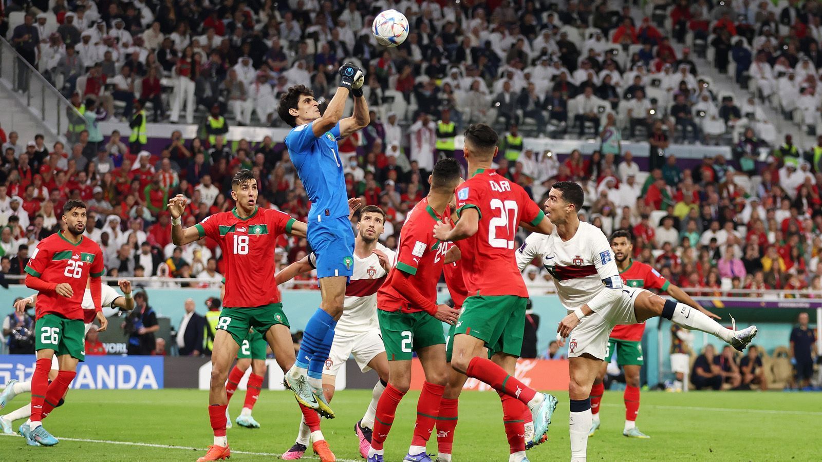 
                <strong>Platz 4: Marokko aka das Überraschungsteam</strong><br>
                Kein Mensch hätte im Vorfeld der WM einen Pfifferling auf Marokko gesetzt. Das 0:0 zum WM-Auftakt gegen Kroatien galt als Achtungserfolg. Doch dann fegten die Nordafrikaner Belgien vom Platz. Spanien und Portugal wurden mit großer taktischer Disziplin und Einsatz niedergekämpft. Sie schrieben mit dem ersten Halbfinal-Einzug einer afrikanischen Mannschaft Geschichte. 
              