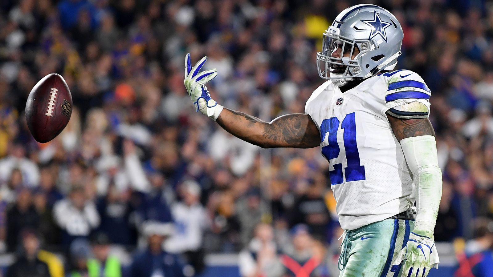 
                <strong>Platz 3: Dallas Cowboys</strong><br>
                Die gesamte Offense der Dallas Cowboys lässt für die kommende Saison einiges erhoffen. Dak Prescott hat drei exzellente Receiver, die das Spiel breit machen werden und so auch Platz im Laufspiel schaffen. Ezekiel Elliott sollte mit seinen Fähigkeiten keine Probleme haben, diese Lücken zu nutzen und konstant für Gefahr im Laufspiel zu sorgen. Backup Tony Pollard hat in der vergangenen Saison gezeigt, dass Elliott die Last nicht alleine tragen muss und Dak Prescott kann bei Read Options oder im Scrambling ebenfalls für Schaden sorgen. Zudem haben die Cowboys weiterhin eine der besten Offensive Lines der NFL.
              