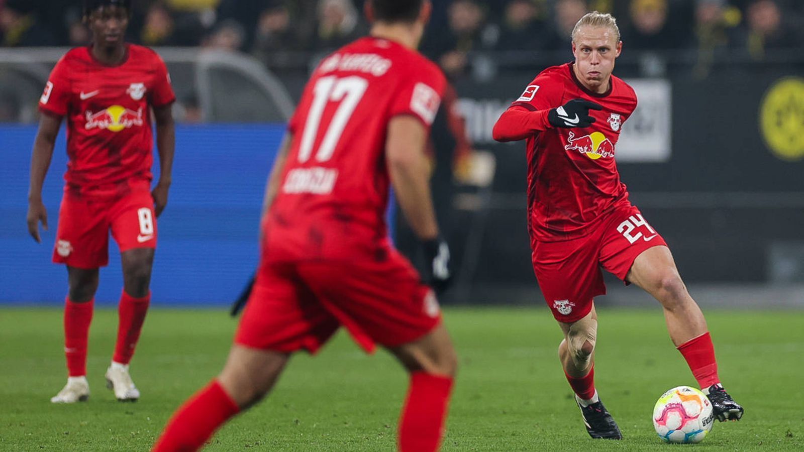 
                <strong>Xaver Schlager (RB Leipzig)</strong><br>
                Der Österreicher läuft hinten zu, was er zulaufen kann. Zeigt auch Zug nach vorne, wenn er den Ball erobert und hat generell eine gute Übersicht. Sein Pech: Cans Schuss zum 0:2 fälscht er kurz vor dem Tor noch ab. In einigen Zweikämpfen agiert Schlager zu übermotiviert und macht sich das Leben so selbst schwer, weil er viele Fouls gegen sich gepfiffen bekommt. Stark ist aber sein Heber auf Raum vor dem 1:2 durch Forsberg. Zieht sich eine Knieverletzung zu, womit die Leipziger in Unterzahl zu Ende spielen müssen. ran-Note: 3
              