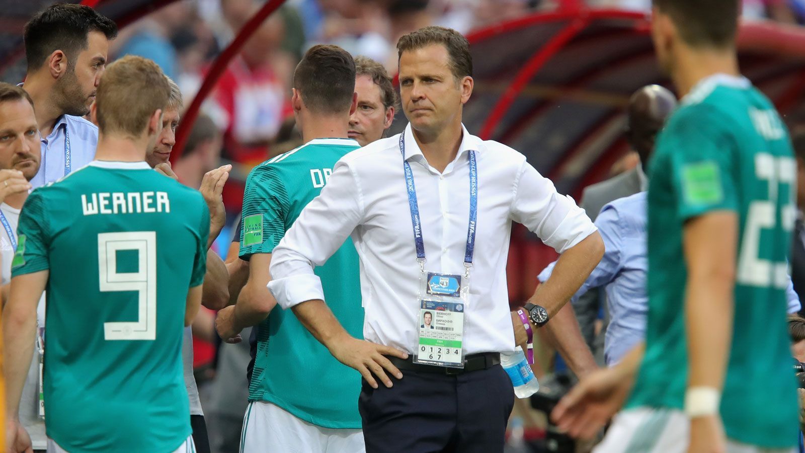 
                <strong>Bierhoff soll Spielern das WLAN abgestellt haben</strong><br>
                Teammanager Oliver Bierhoff soll den WM-Spielern im Teamhotel das WLAN abgestellt haben. Die "Bild" berichtet, dass die Spieler lange Abende an Spielkonsolen verbracht haben sollen, um FIFA 18 oder Fortnite gegeneinander, oder mit Freunden in der Heimat zu spielen. Um die nächtlichen Zocker-Einheiten zu unterbinden, soll Bierhoff veranlasst haben, das WLAN im Hotel abzuschalten. So konnten sich die Spieler wohl nicht mehr mit ihren Freunden oder den Kollegen in den anderen Zimmern verbinden. Ob es danach zu spontanen nächtlichen Zocker-Treffen kam, ist nicht bekannt.
              